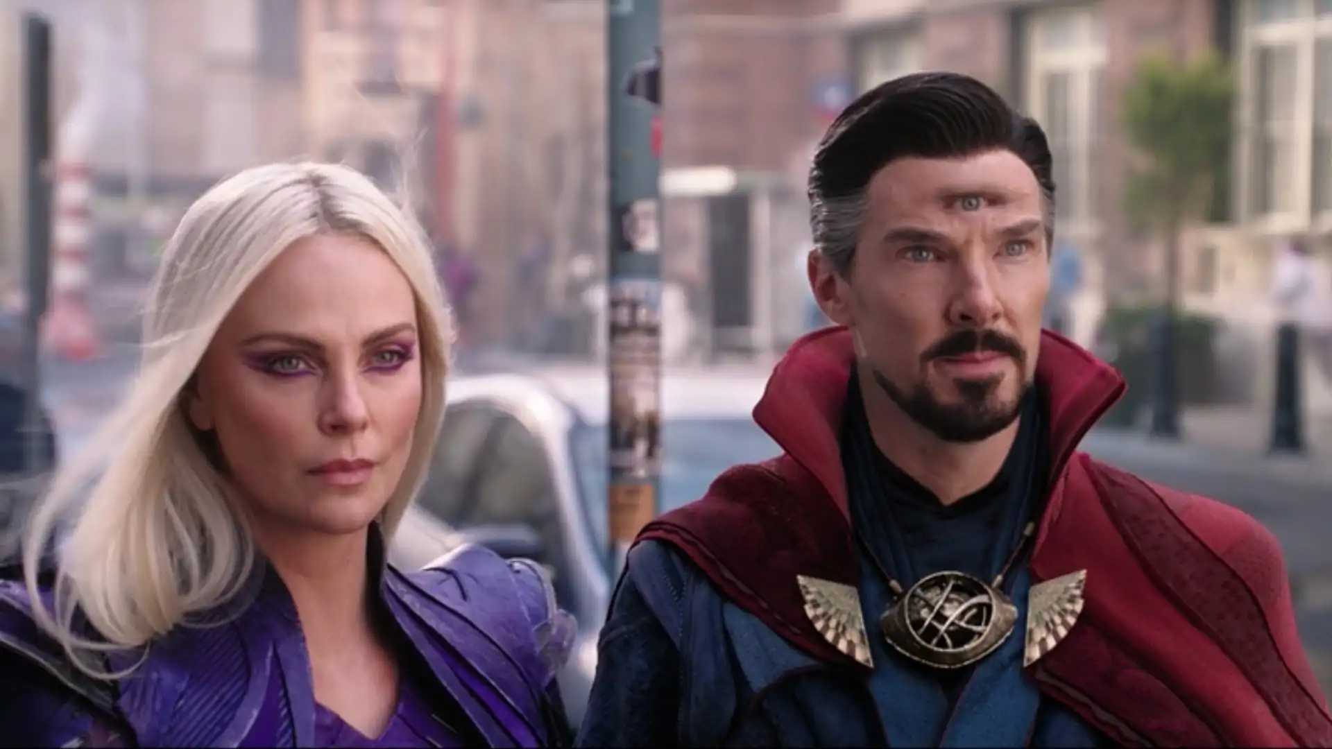 Charlize Theron como Clea junto a Doctor Strange en la escena postcréditos de Multiverse of Madness
