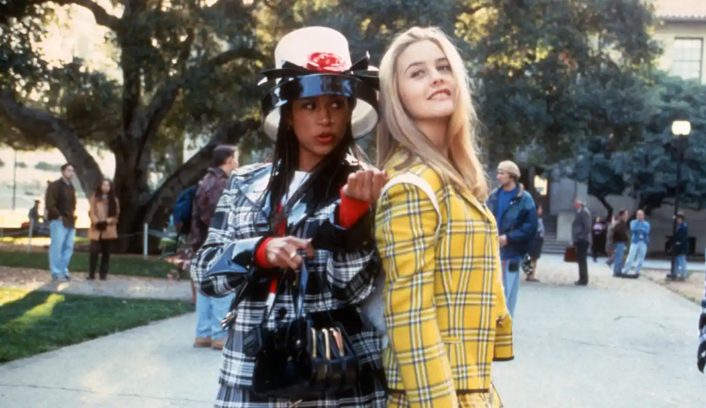 Escena de Clueless con Cher y sus amigas en el instituto