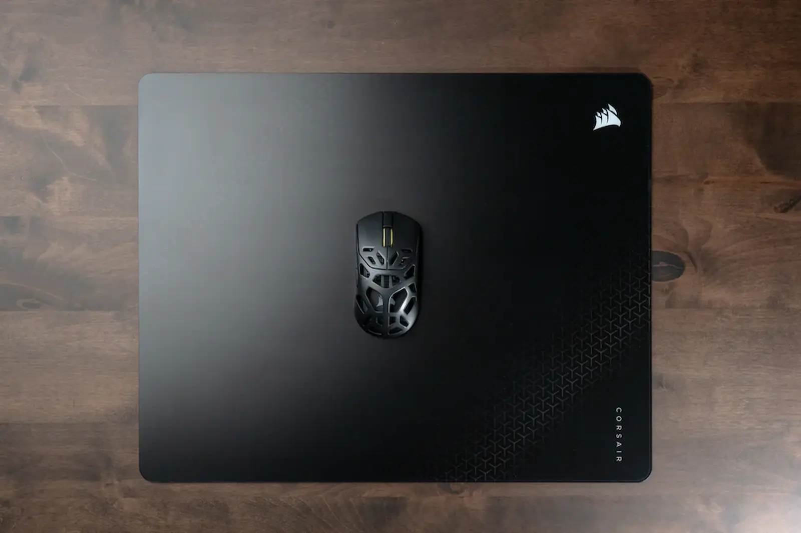 Corsair MM Glass Large, el mousepad de vidrio templado, sobre un escritorio gamer