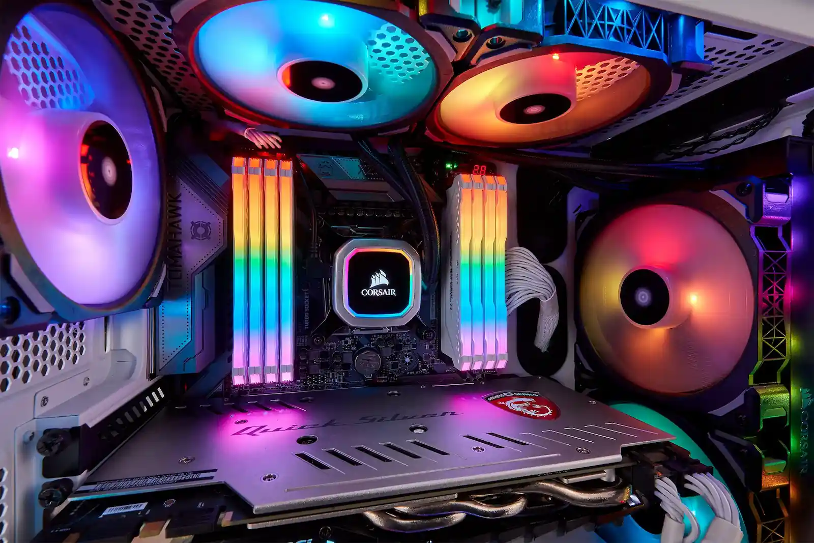 PC gamer con refrigeración líquida AIO Corsair y ventiladores RGB instalada en el gabinete