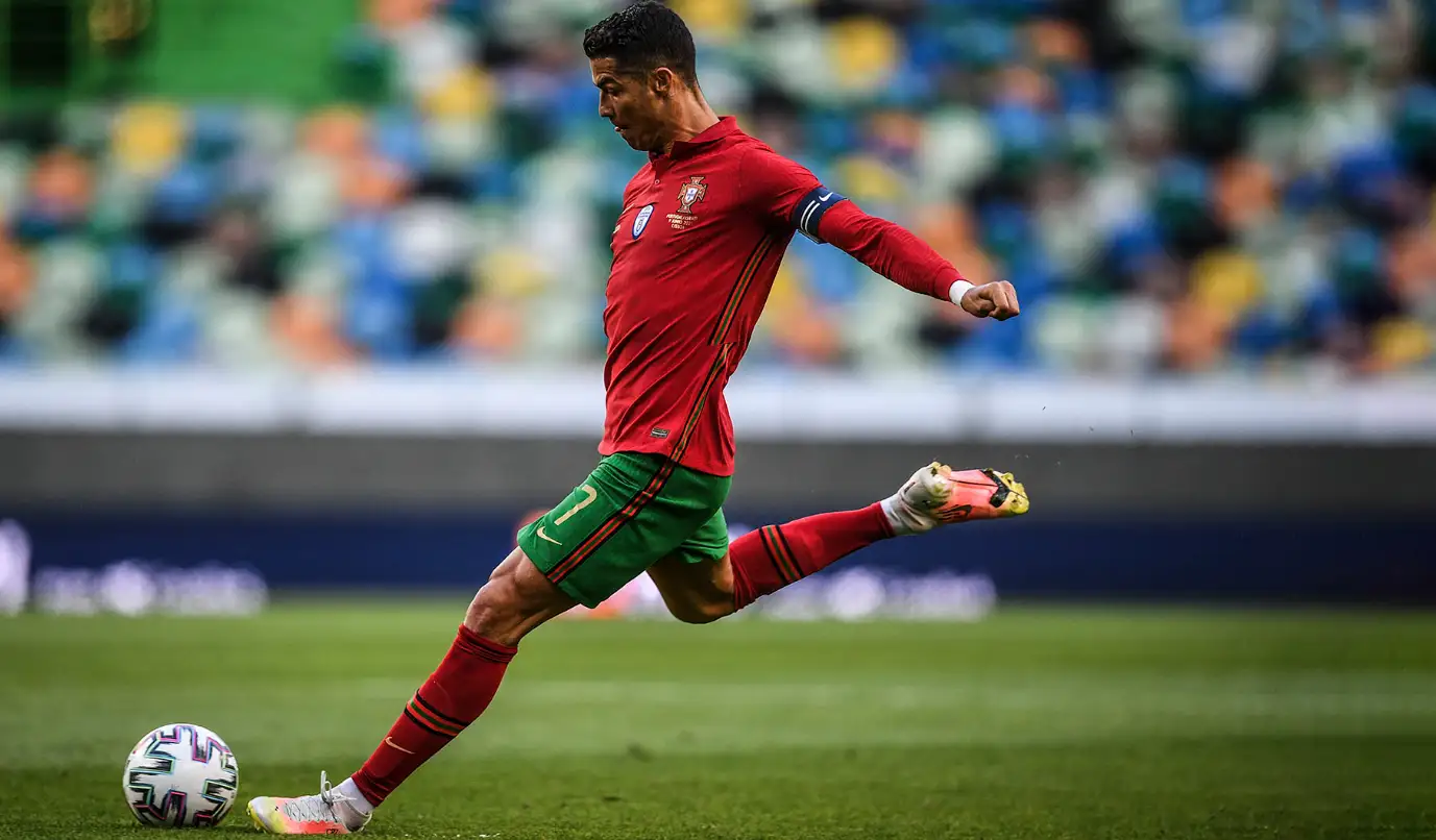 Cristiano Ronaldo ejecutando un tiro libre