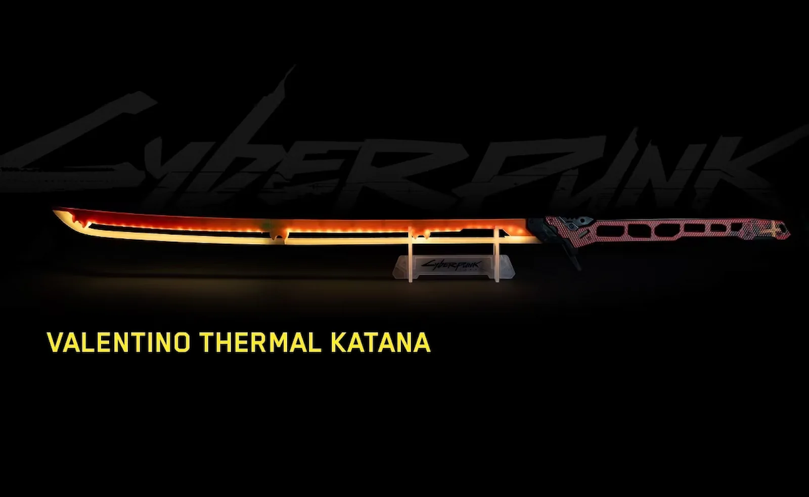 Katana térmica Valentino de Cyberpunk 2077 sobre su base de exhibición
