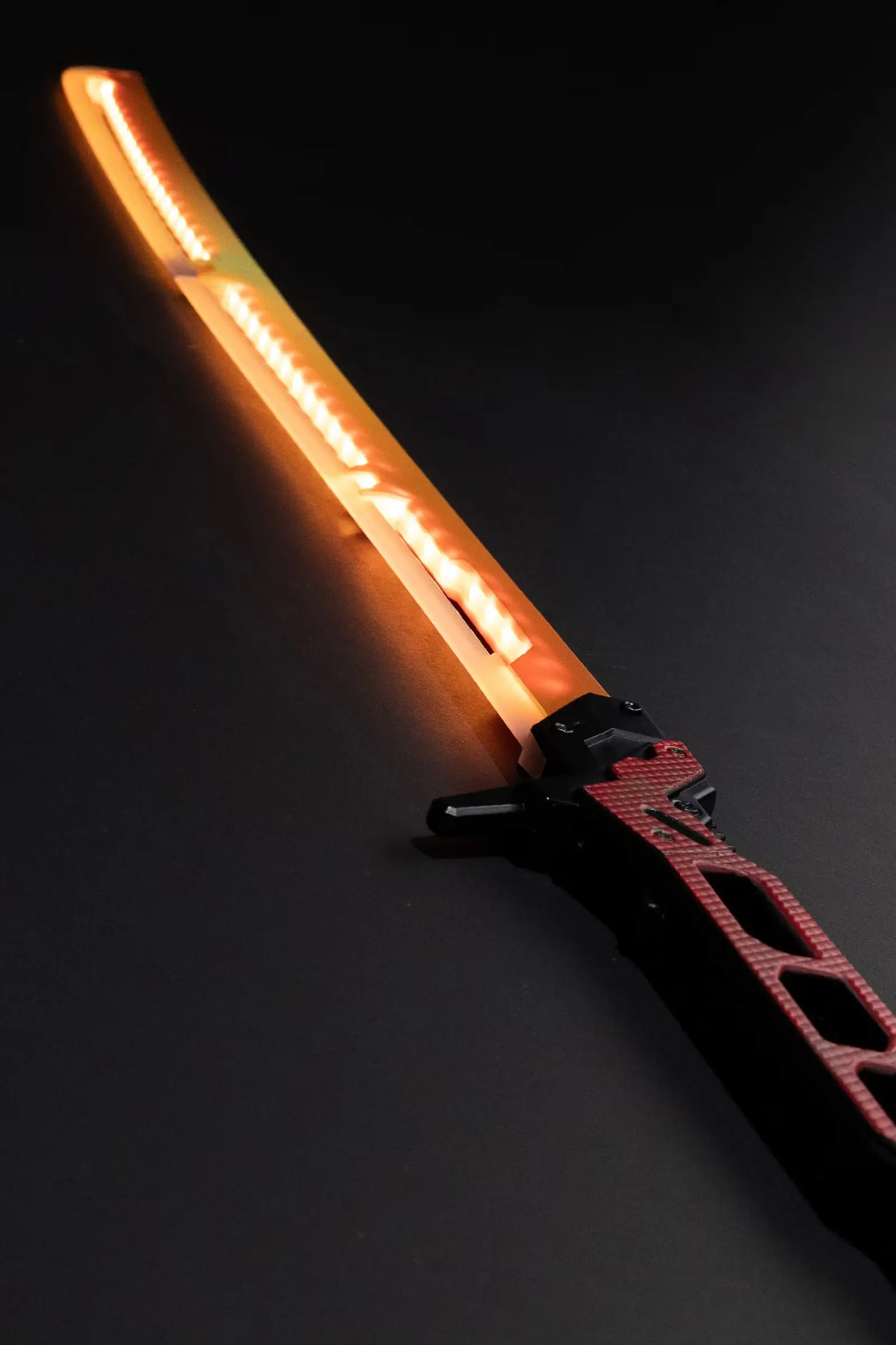 Katana térmica Valentino de Cyberpunk 2077 con las luces LED encendidas