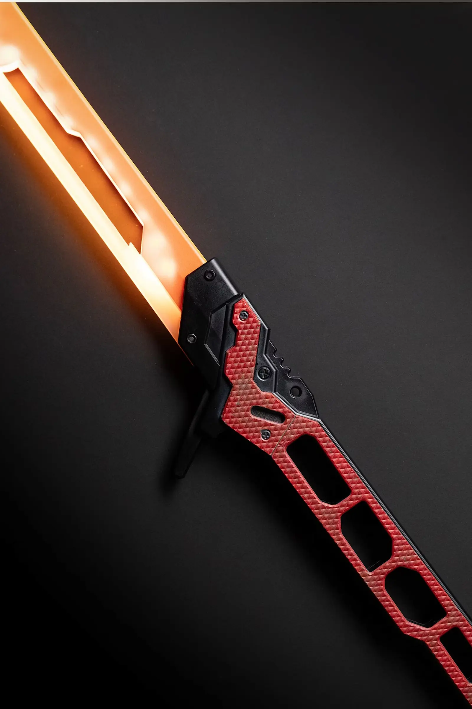 Detalle de la empuñadura roja de la katana térmica Valentino de Cyberpunk 2077