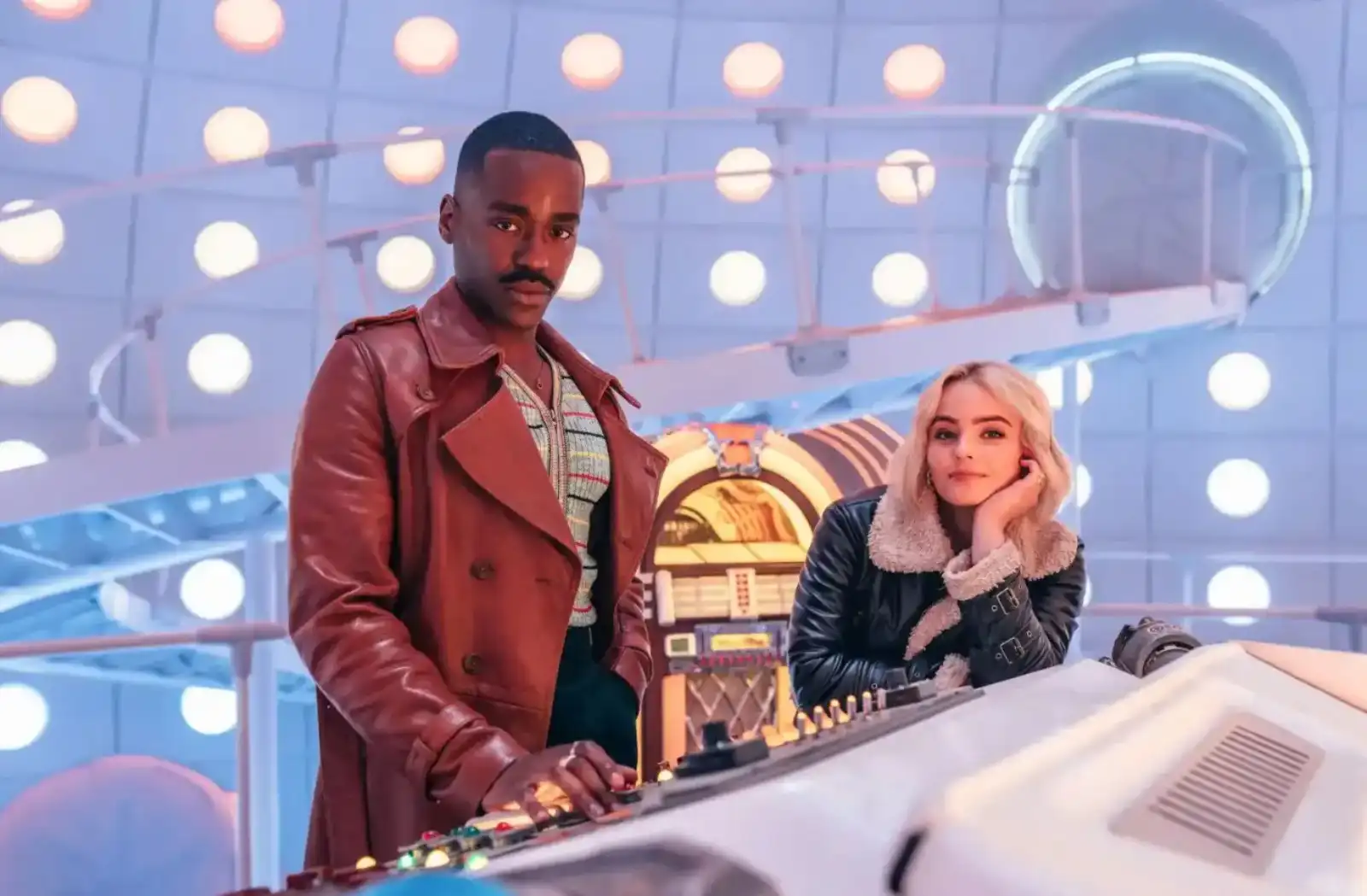 Ncuti Gatwa como el Doctor y Millie Gibson como Ruby Sunday dentro de la TARDIS en Doctor Who