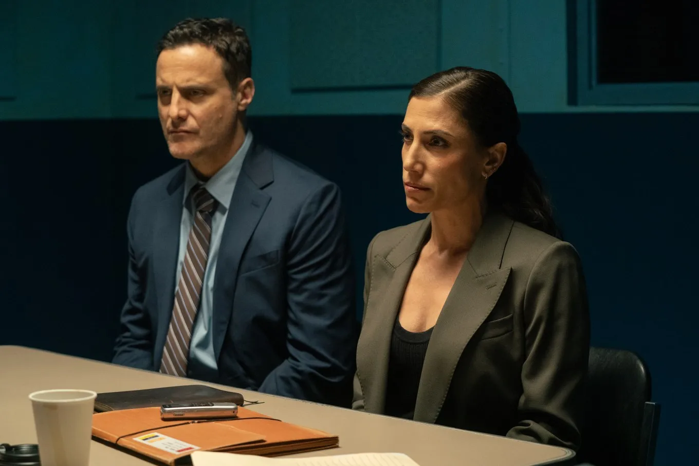 Dominic Fumusa y Kadia Saraf en Dexter: Resurrection temporada 2
