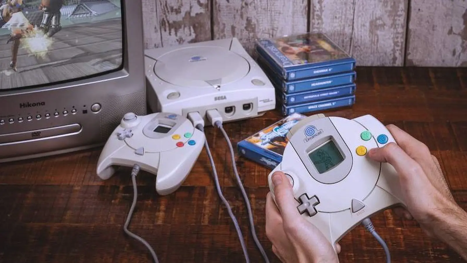 Consola y controles de la Sega Dreamcast, la plataforma que sigue sumando juegos nuevos