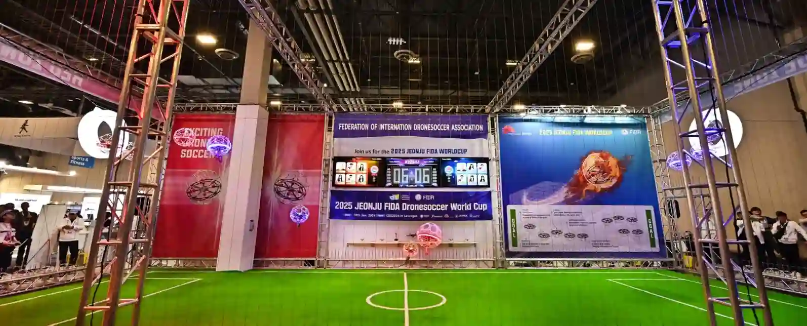 Cancha completa del Mundial de Drone Soccer de la FIDA en Jeonju 2025, con el público y los carteles de la federación internacional