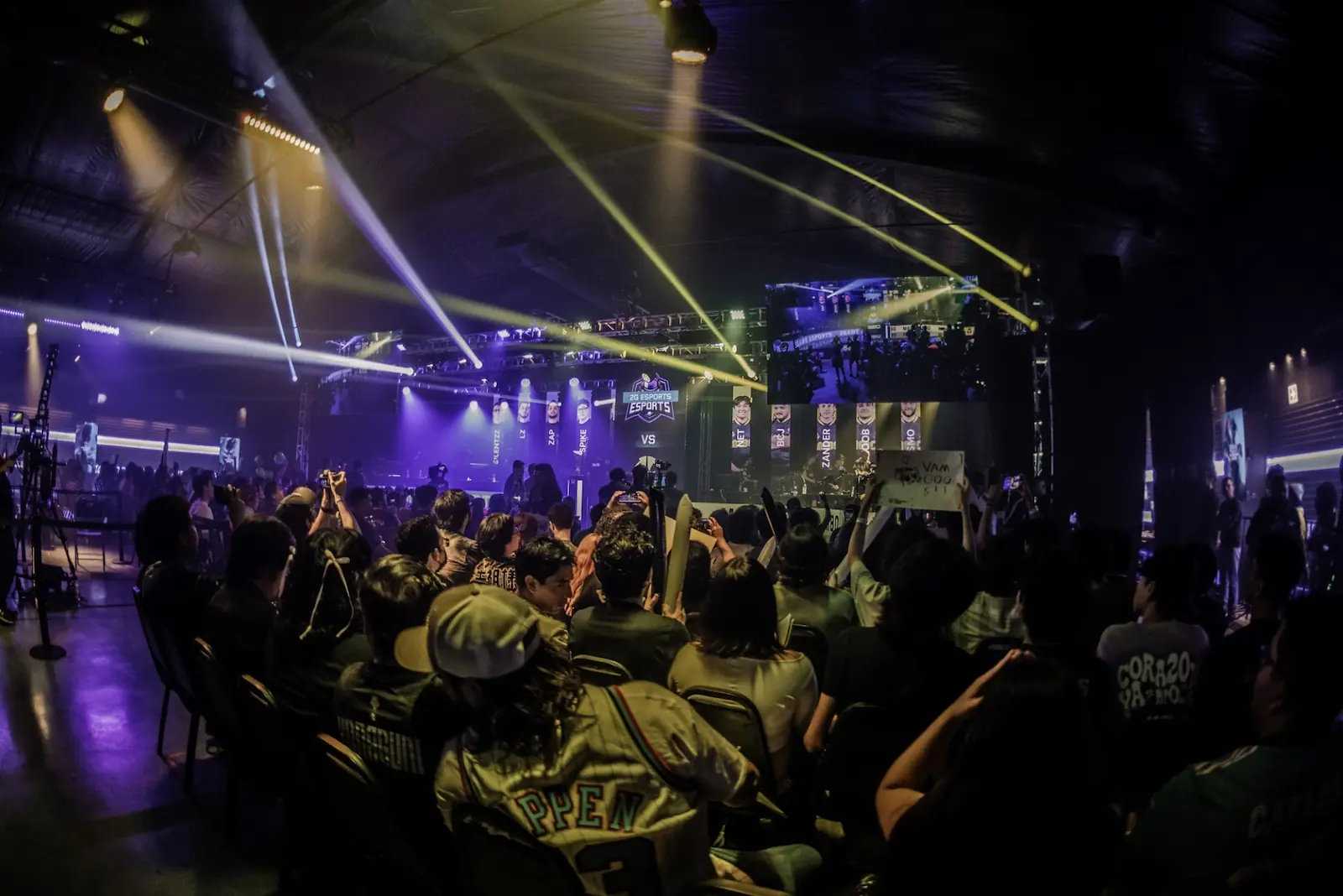 Público en un evento presencial de Liga ACE Esports, con el escenario y las pantallas de fondo