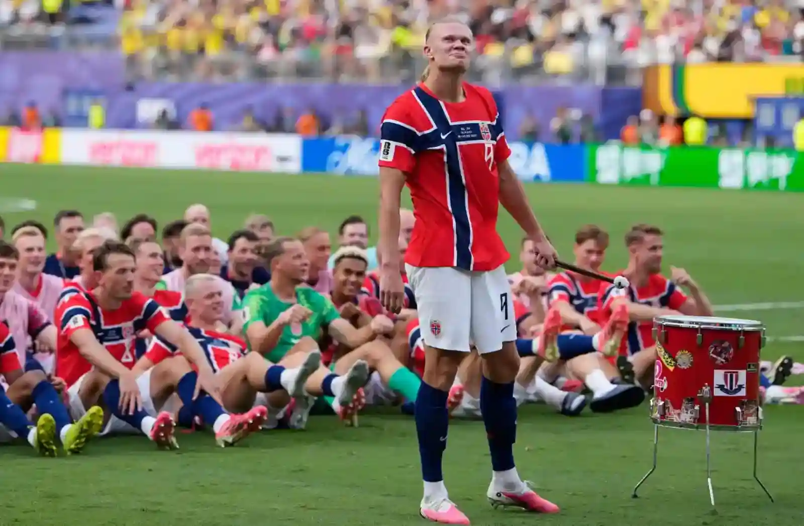 Erling Haaland lidera el festejo Viking Row con un tambor, rodeado de sus compañeros de la selección de Noruega