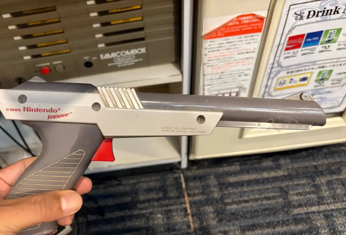 Zapper de Nintendo original de 1985 junto a un Famicombox