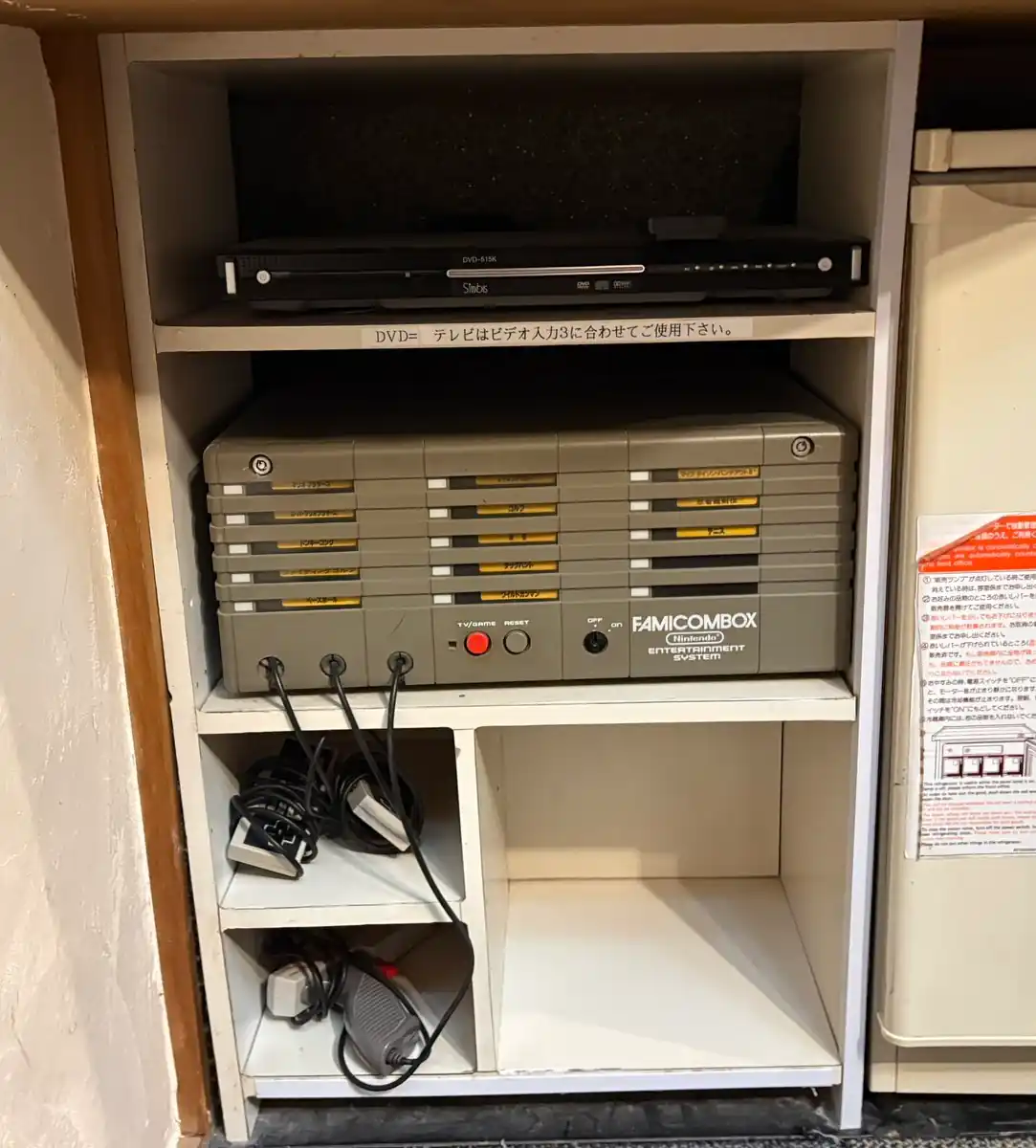 Famicombox instalada en el placard de una habitación de hotel japonés