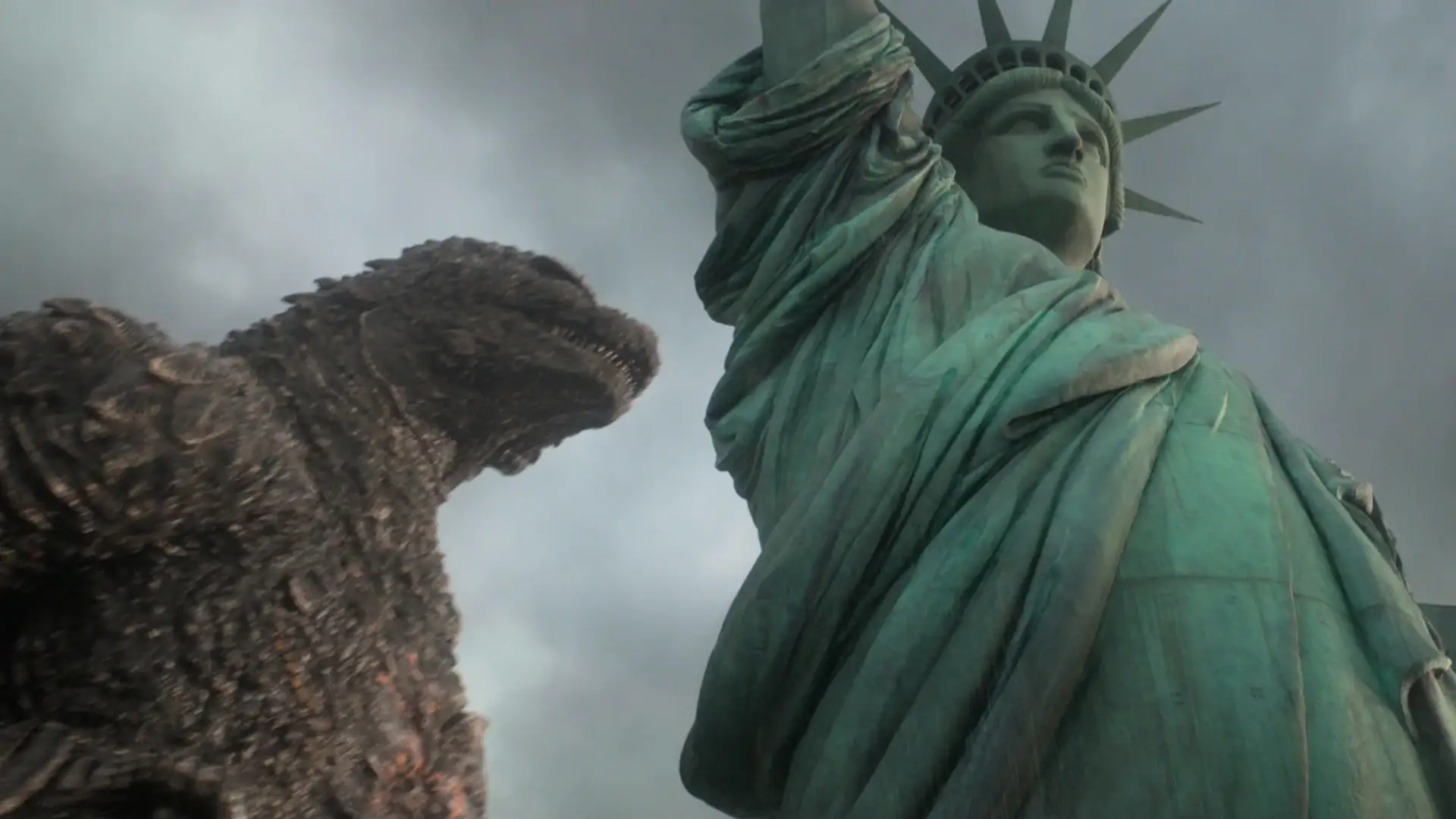 Escena del nuevo teaser de Godzilla Minus Zero con el kaiju emergiendo del agua