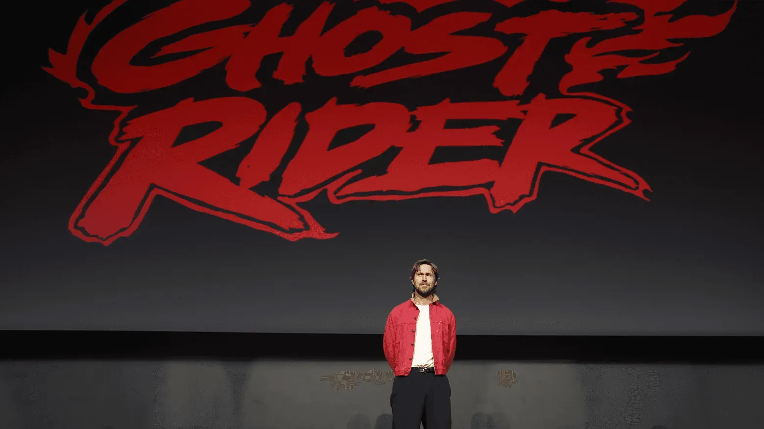 Ryan Gosling en el escenario de la San Diego Comic-Con 2026 con el logo de Ghost Rider de fondo