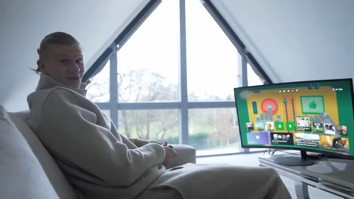 Erling Haaland jugando videojuegos en su casa