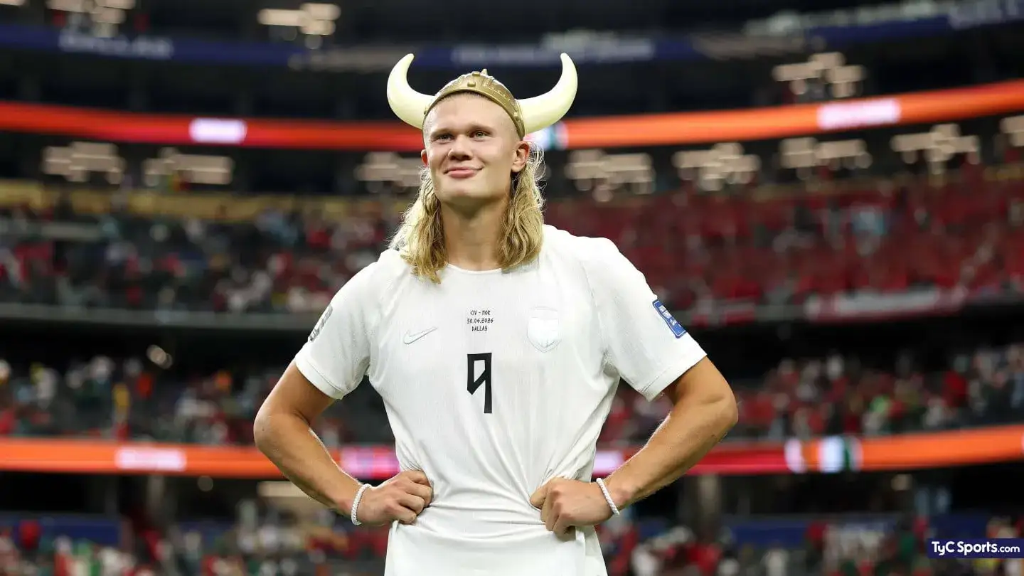 Erling Haaland con un casco vikingo con cuernos, celebrando en el Mundial 2026