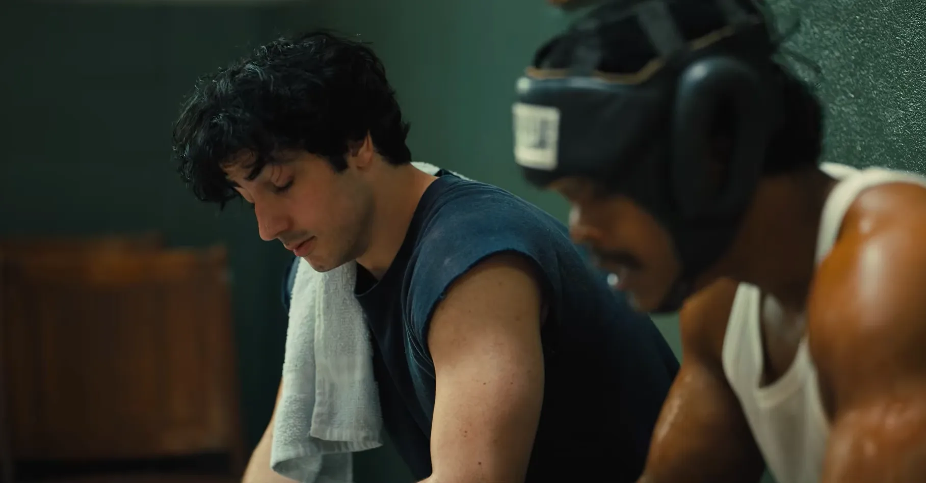 Anthony Ippolito como Stallone en un gimnasio de boxeo en I Play Rocky