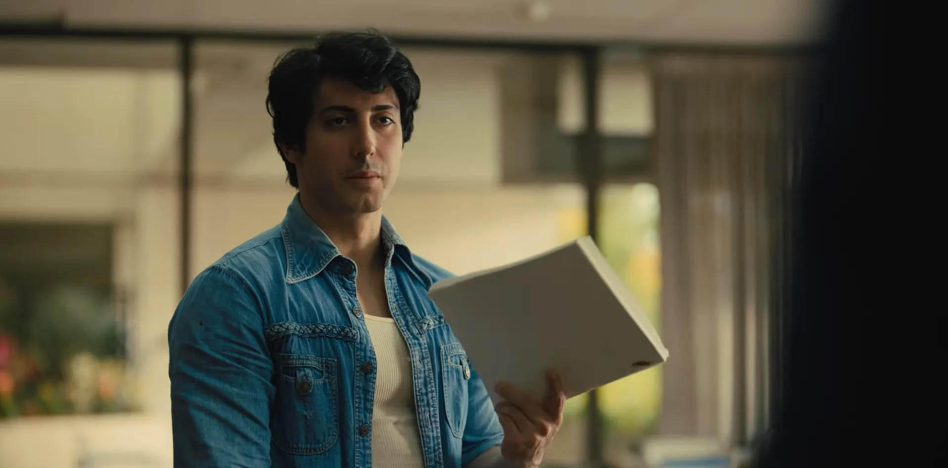 Anthony Ippolito como el joven Sylvester Stallone, con un guion en la mano, en I Play Rocky