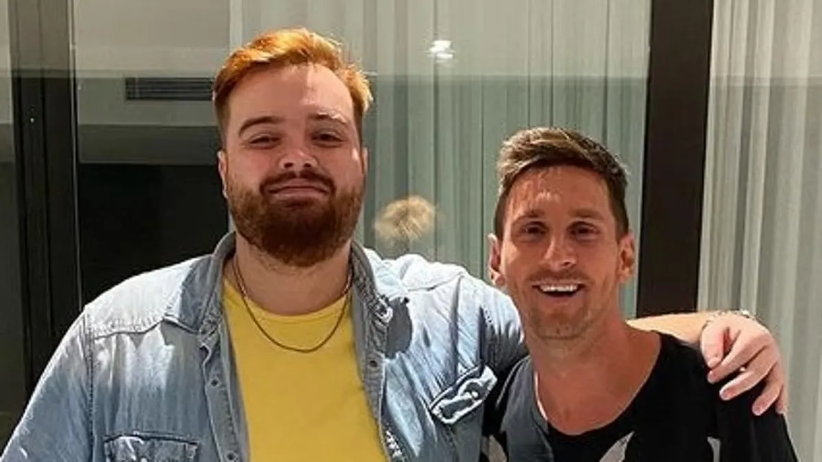 Ibai Llanos junto a Lionel Messi, a quien defendió en medio de la polémica por el Mundial de Argentina