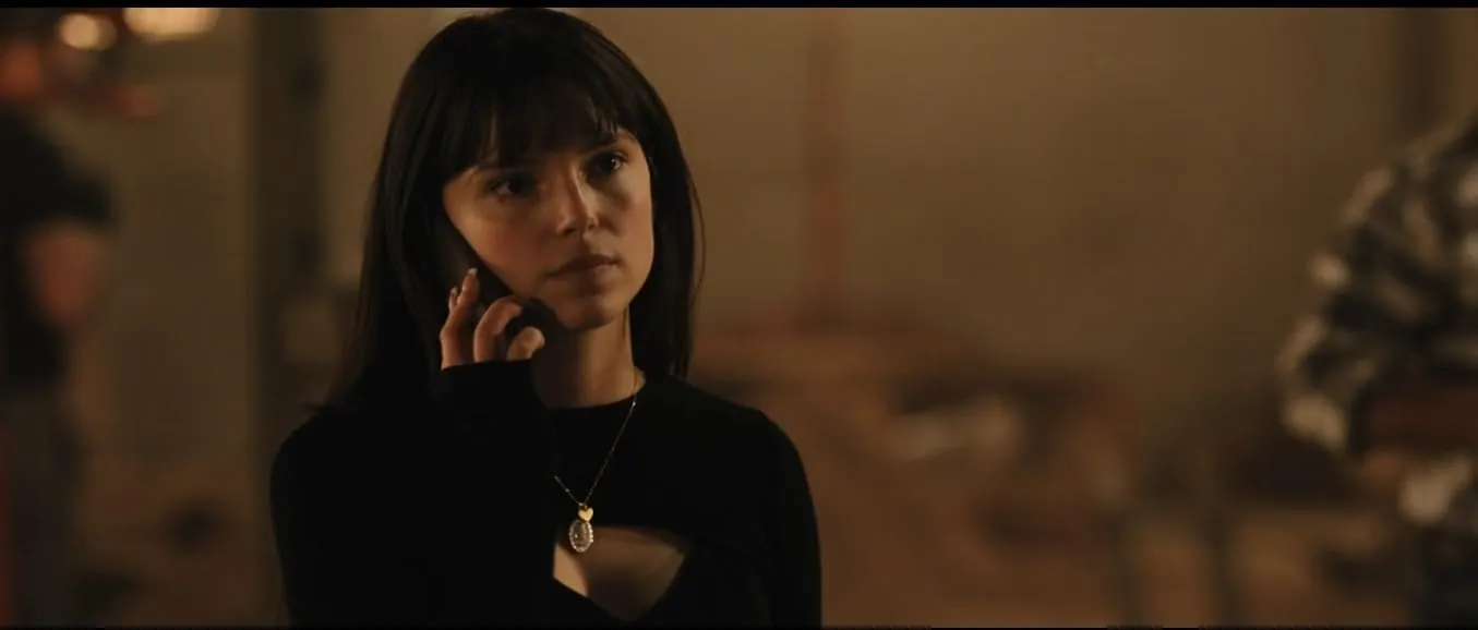 Inde Navarrette como Teresa Flores en la película Trap House