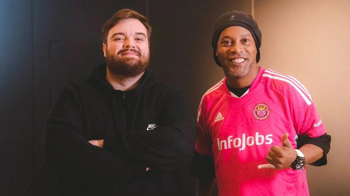 Ibai Llanos junto a Ronaldinho en la Kings League