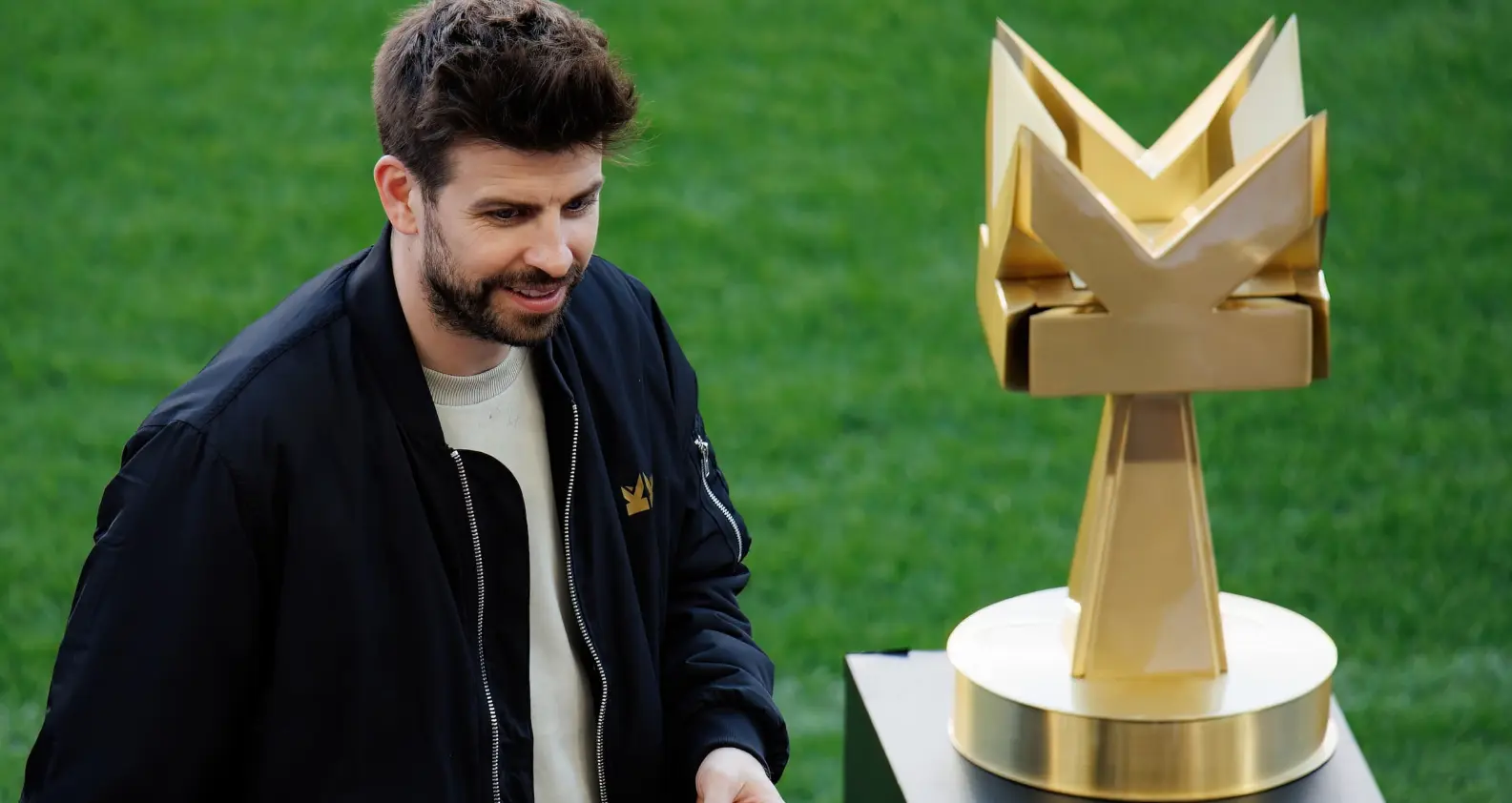 Gerard Piqué con el trofeo de la Kings League