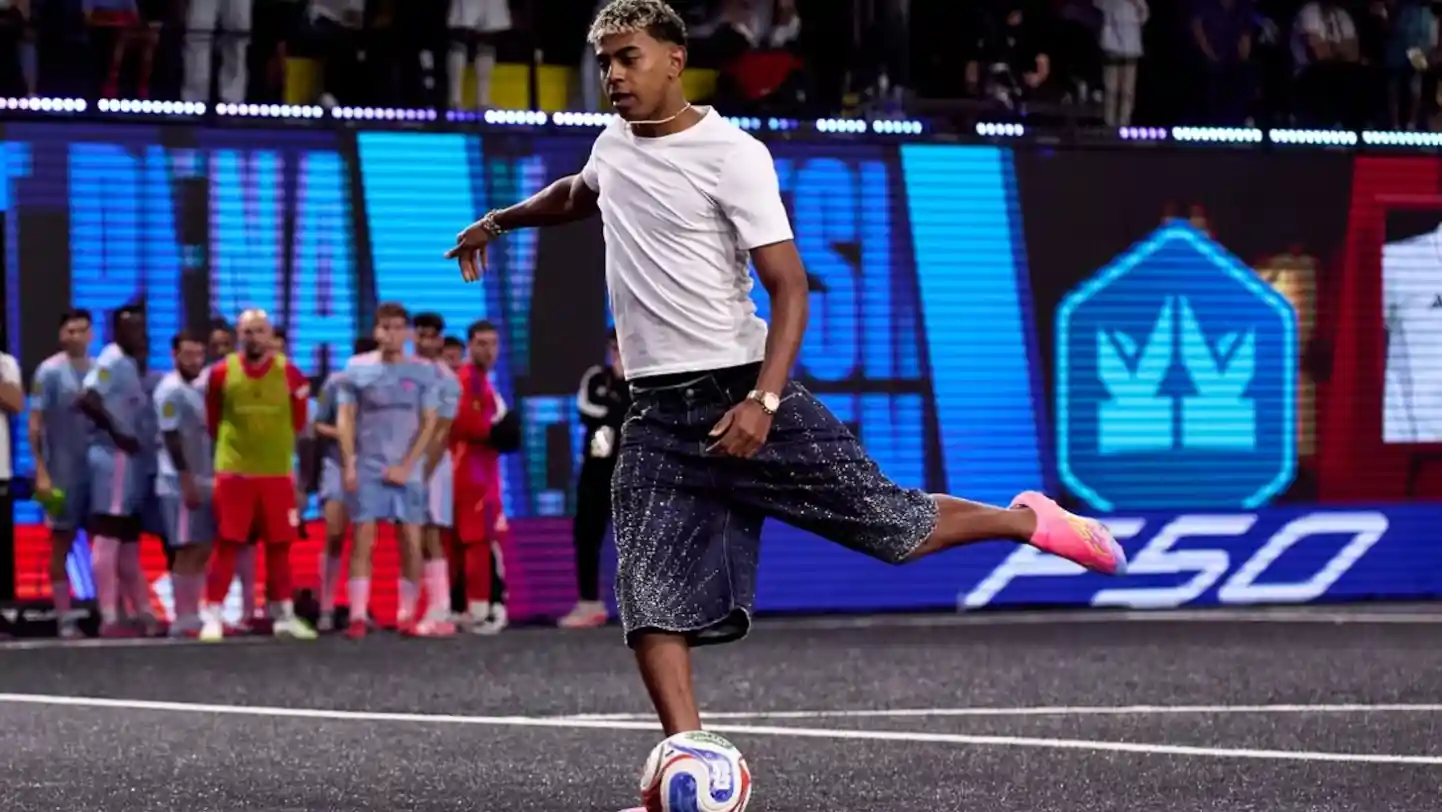 Lamine Yamal jugando en un evento de la Kings League
