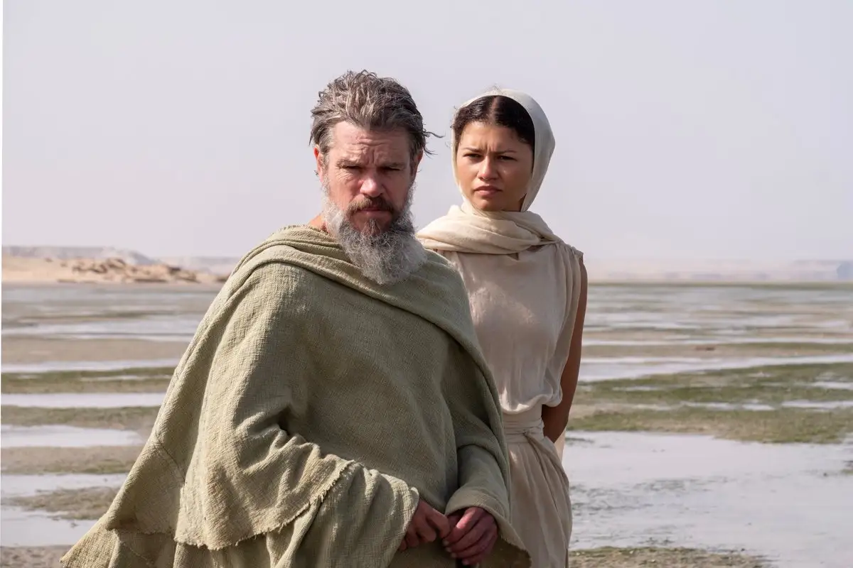 Matt Damon caracterizado como Odiseo junto a otro personaje en una escena de La Odisea de Christopher Nolan