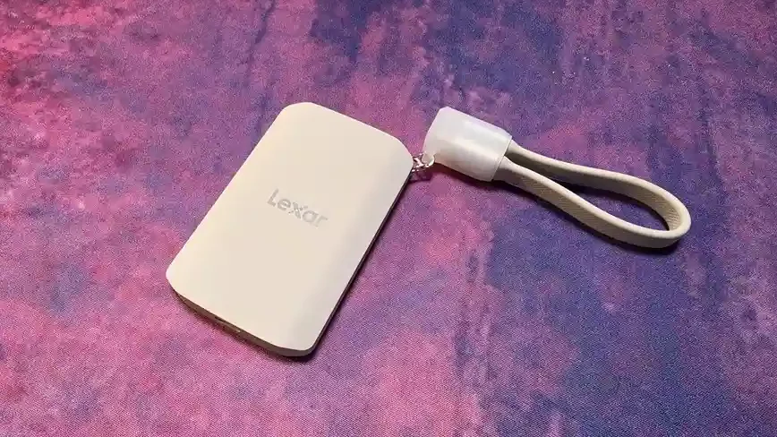 La Lexar ES5 de frente con el logo de la marca y el cable corto enrollado en su organizador de silicona