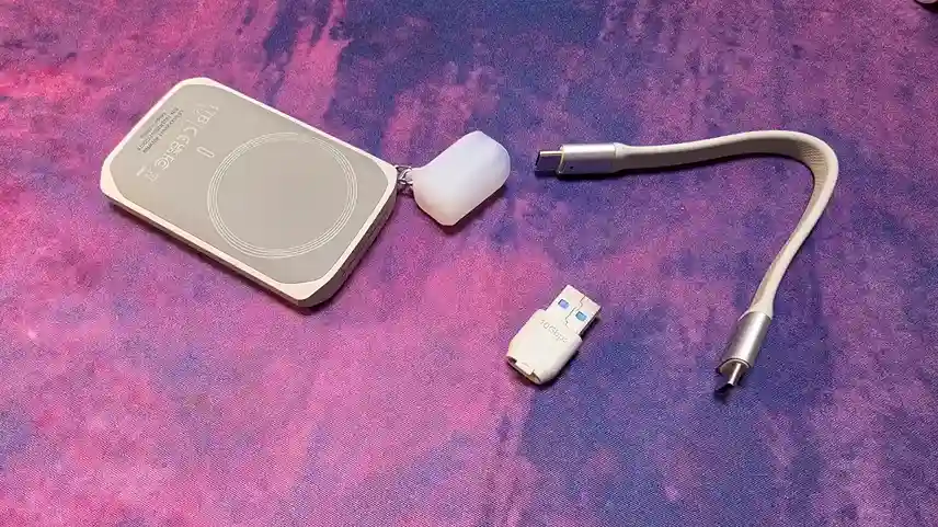 Parte trasera de la Lexar ES5 con el anillo magnético compatible con MagSafe, junto al adaptador USB-A y el cable incluidos en la caja