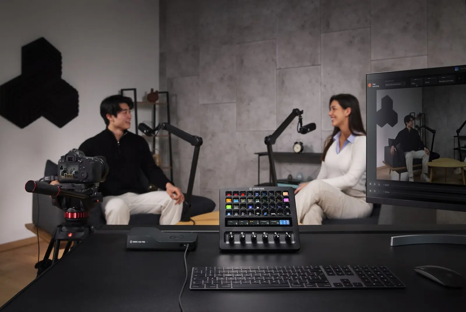Set de streaming de Elgato con Stream Deck, Wave XLR Pro y micrófonos Wave sobre brazos articulados