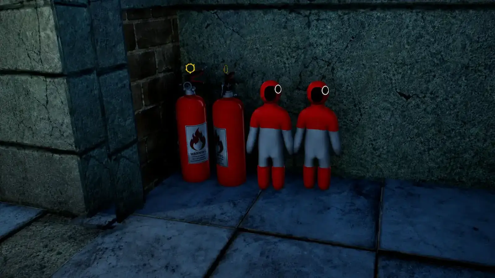 Dos figuras pintadas de rojo y blanco imitando a dos matafuegos contra una pared de piedra en Meccha Chameleon