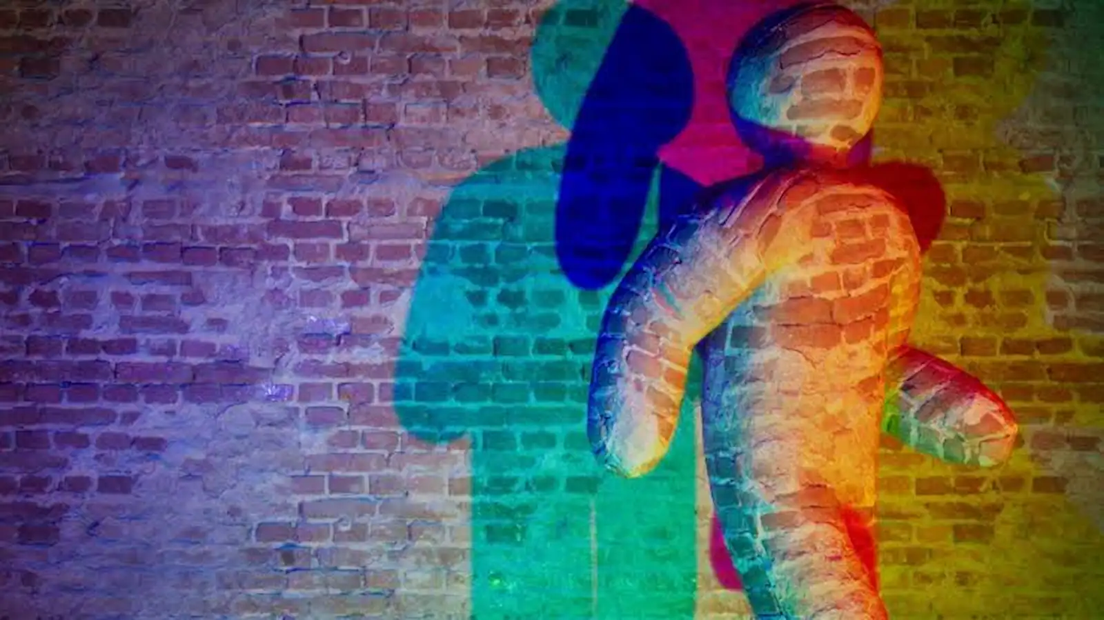 Luces de colores delatan a un avatar camuflado de ladrillos en Meccha Chameleon