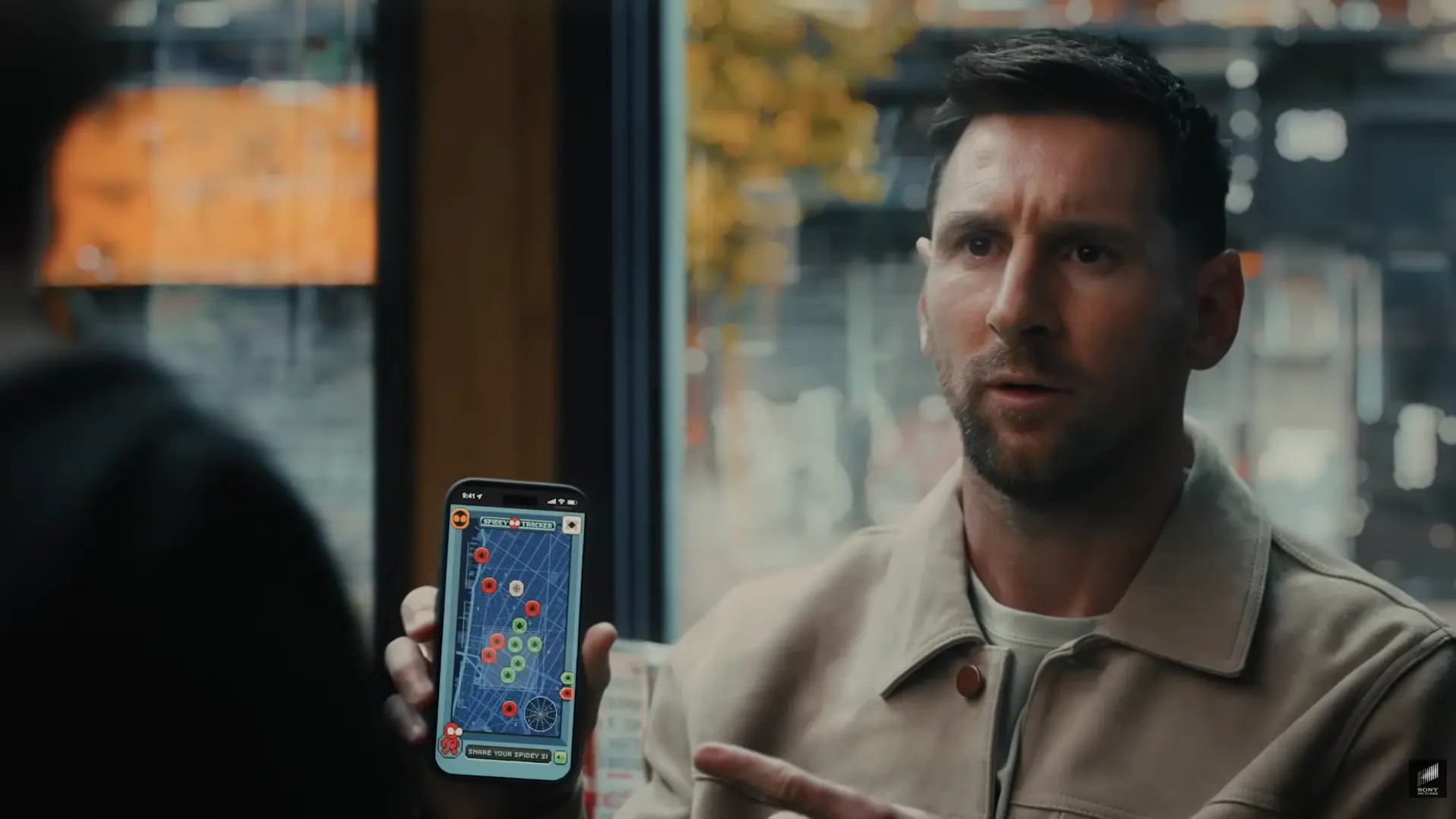 Messi busca a Spider-Man en un local, escena del teaser de Spider-Man: Brand New Day
