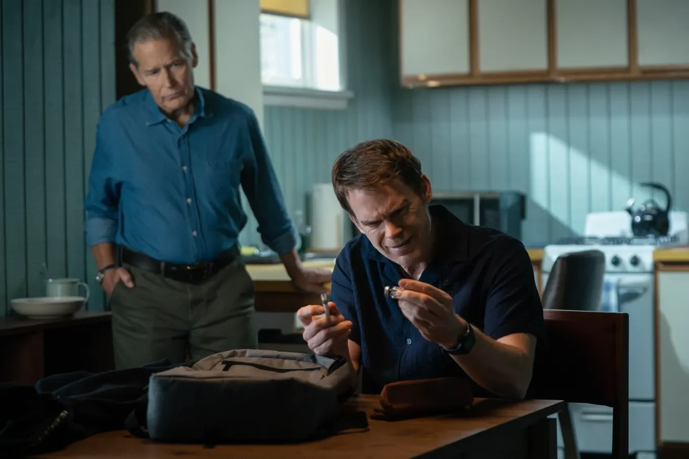 Michael C. Hall junto a James Remar como Harry Morgan en la temporada 2 de Dexter: Resurrection