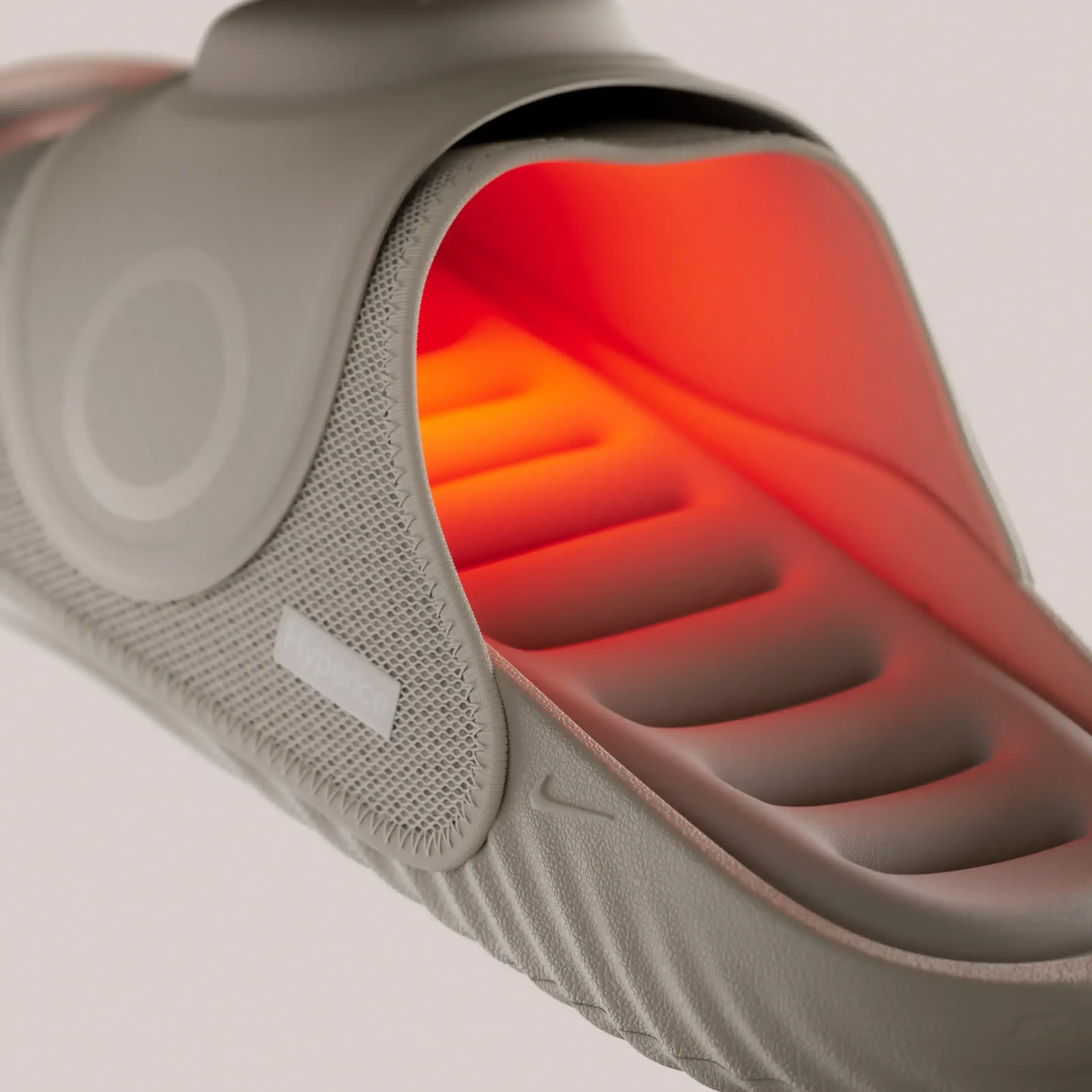 El interior de las Nike Air Zoom Hyperslide con la zona de calor encendida en rojo