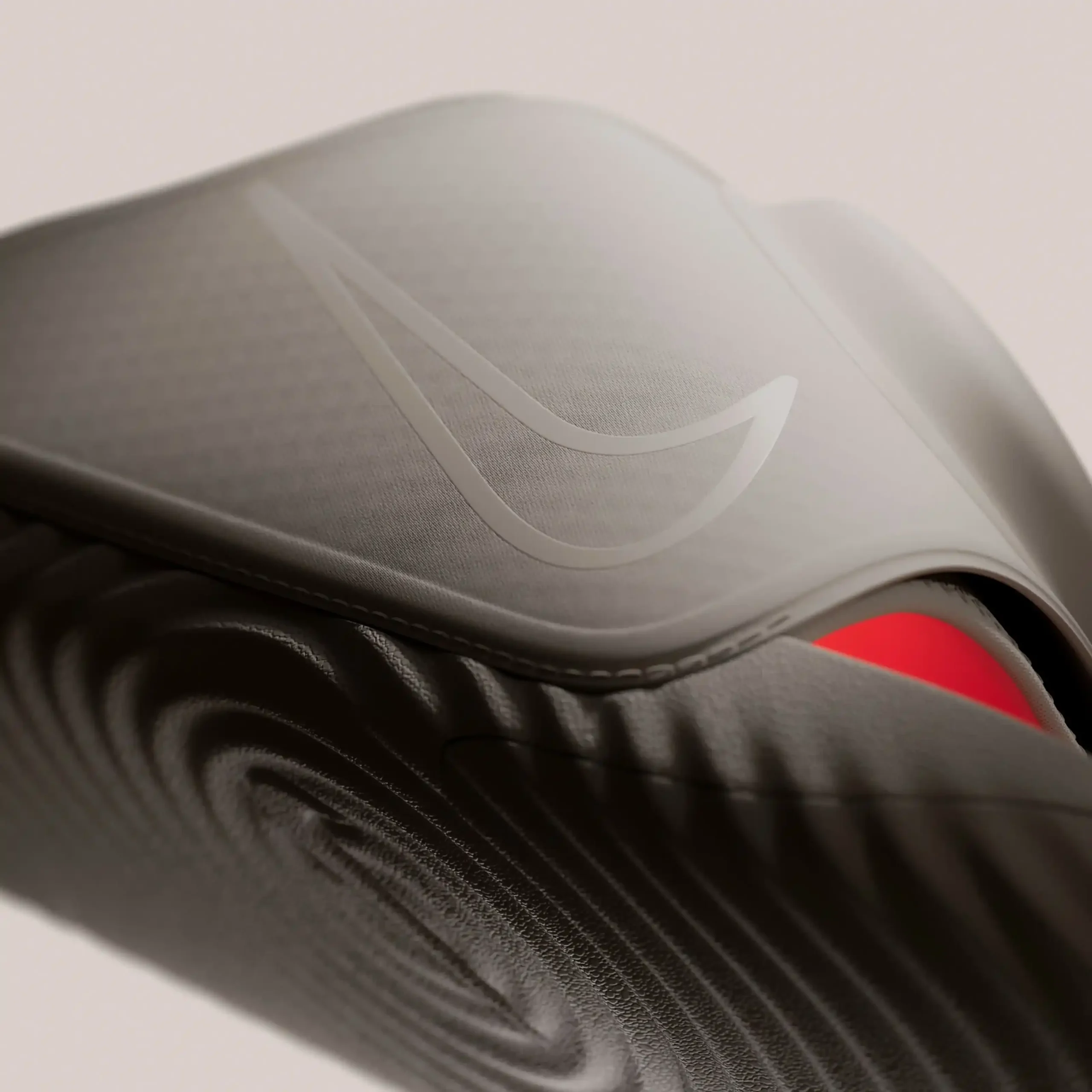 La suela de las Air Zoom Hyperslide con el logo de Nike grabado