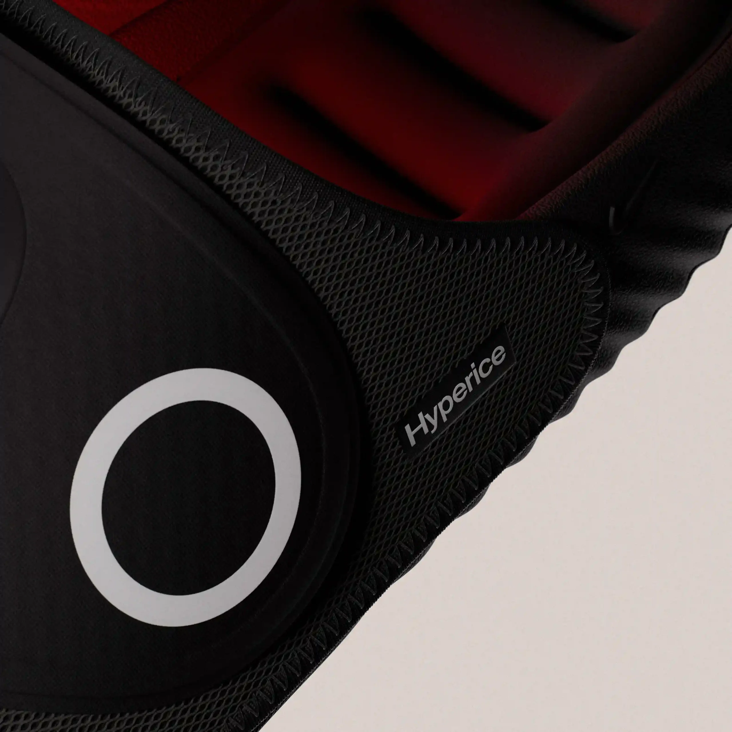 Detalle de la correa ajustable de las Air Zoom Hyperslide con la marca Hyperice