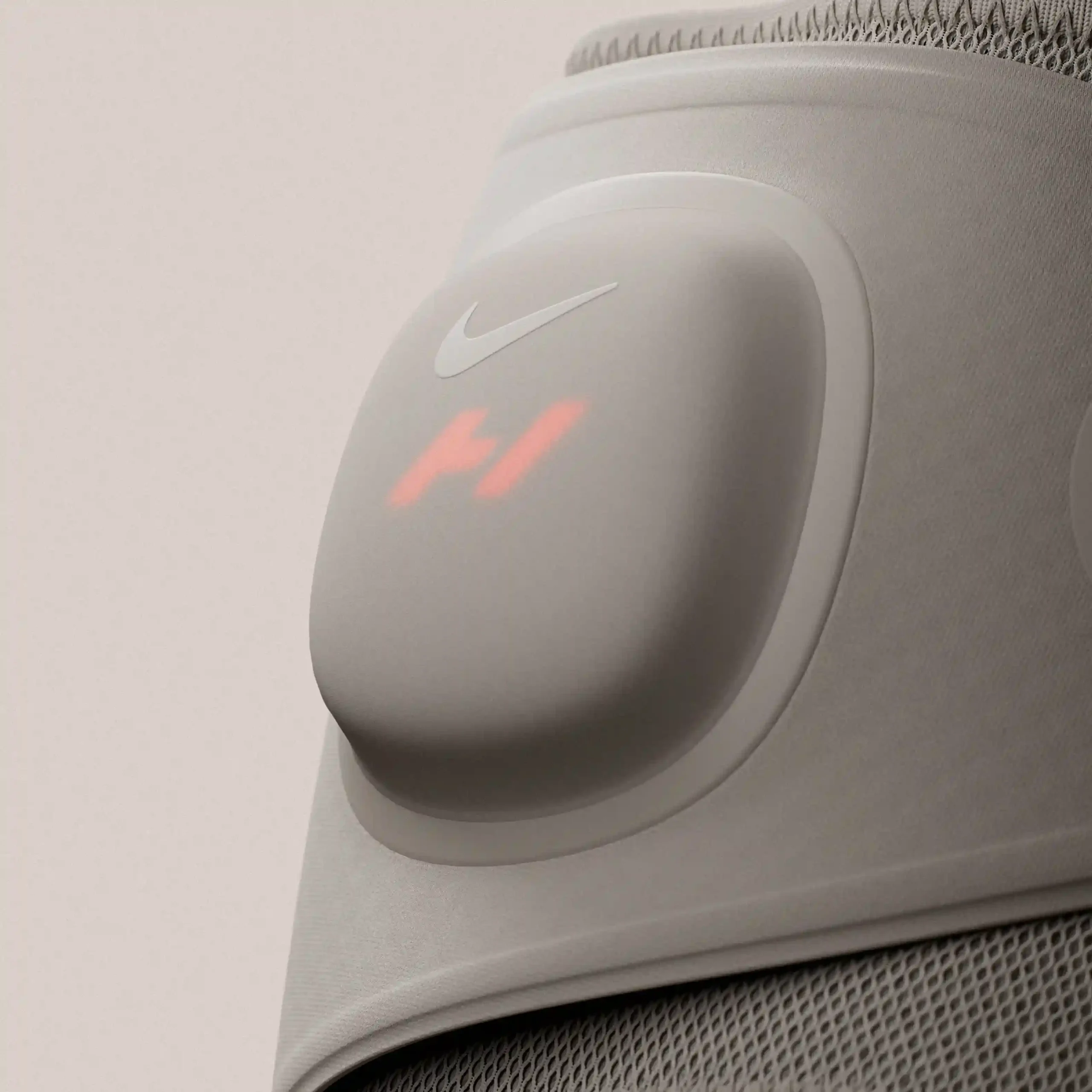 Primer plano del Hyperslide Pod montado sobre la correa de las ojotas de Nike