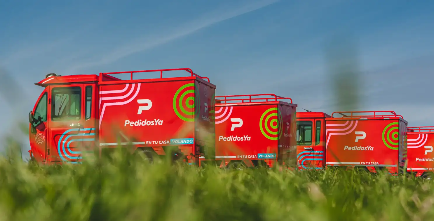Camiones de reparto de PedidosYa, la marca que Uber suma con la compra de Delivery Hero