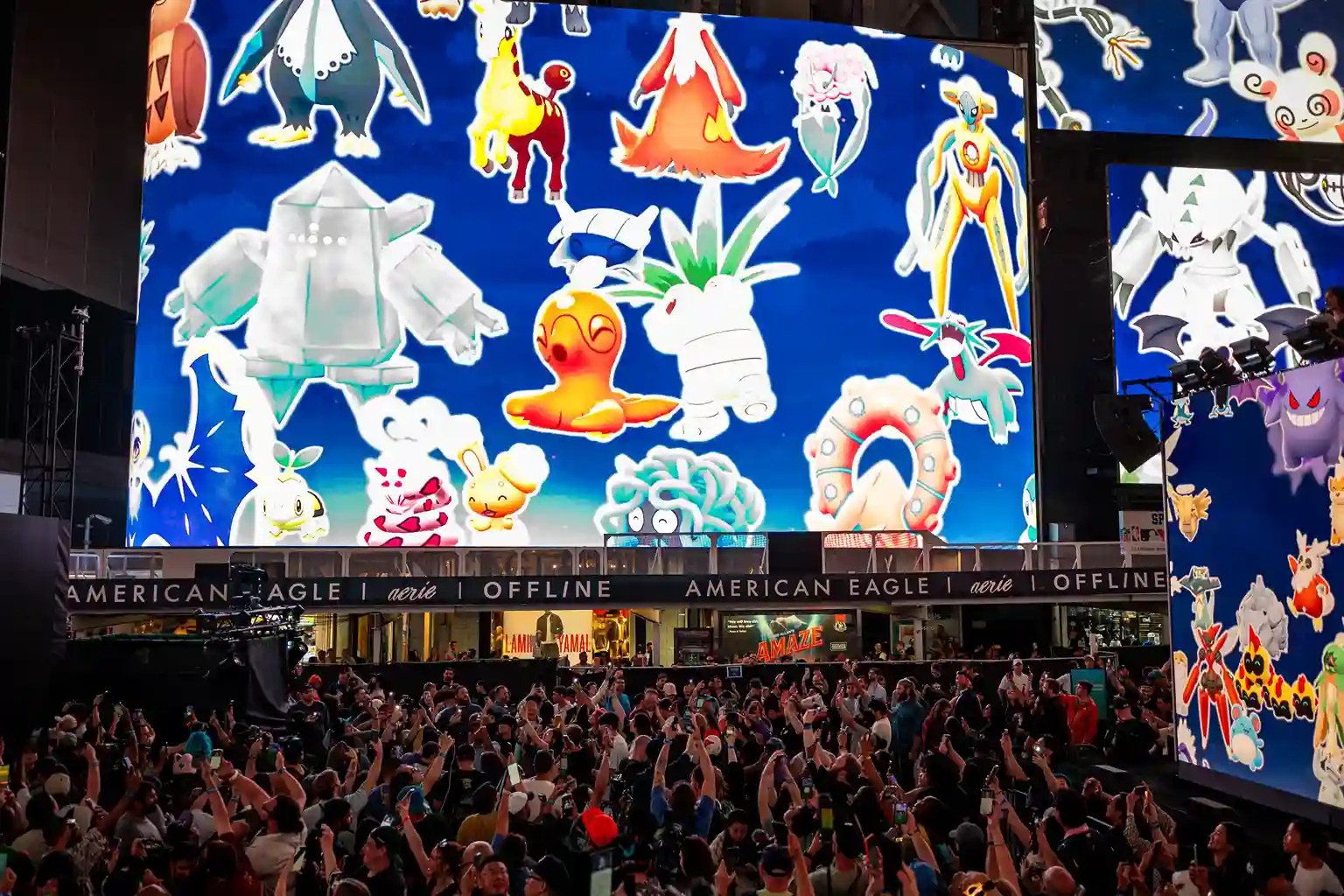 Pantallas de Times Square cubiertas con ilustraciones de Pokémon durante el evento