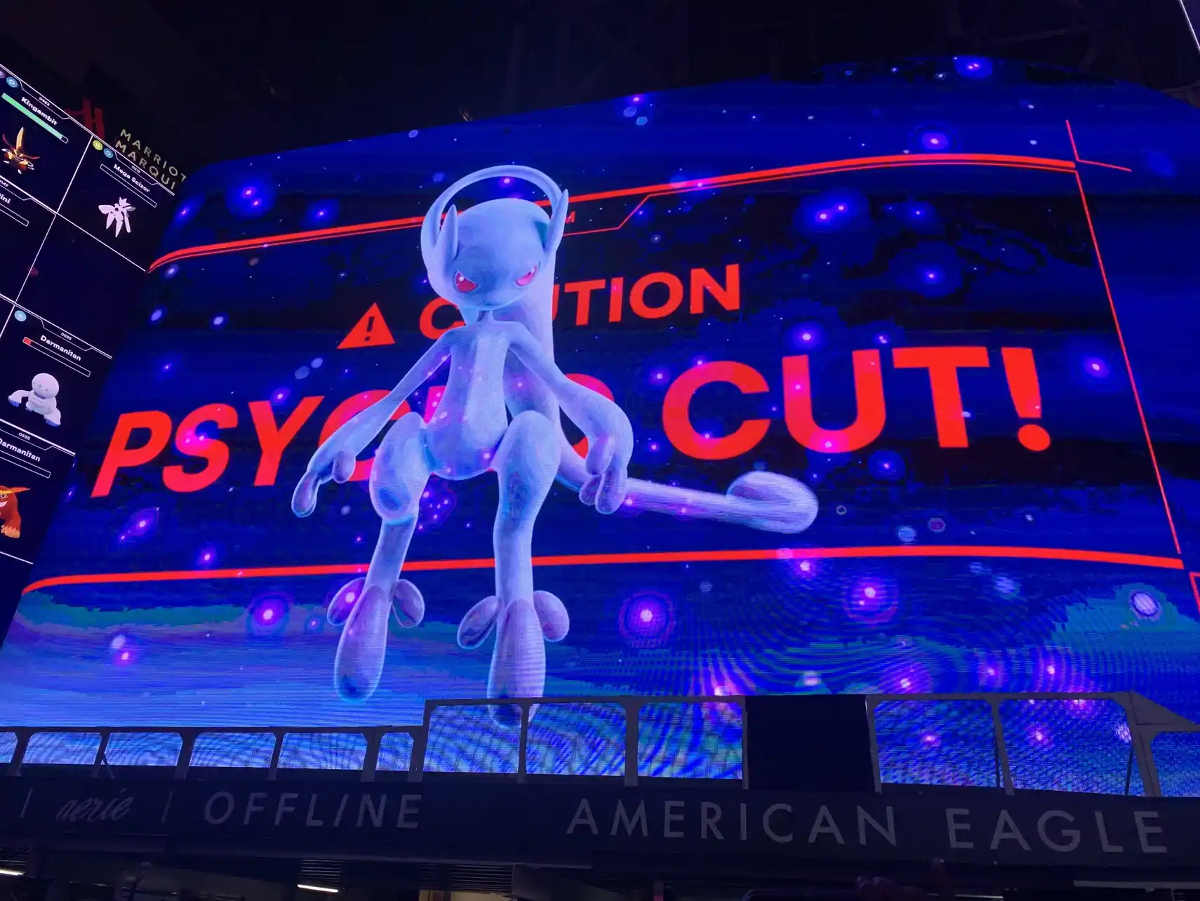 Mega Mewtwo Y en las pantallas gigantes de Times Square usando Psicocorte