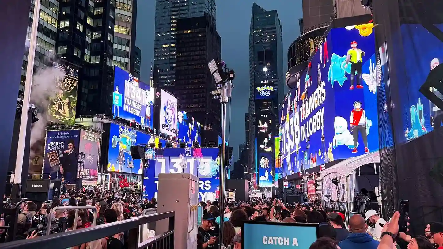 Multitud de entrenadores reunidos en Times Square para el evento de Pokémon Go