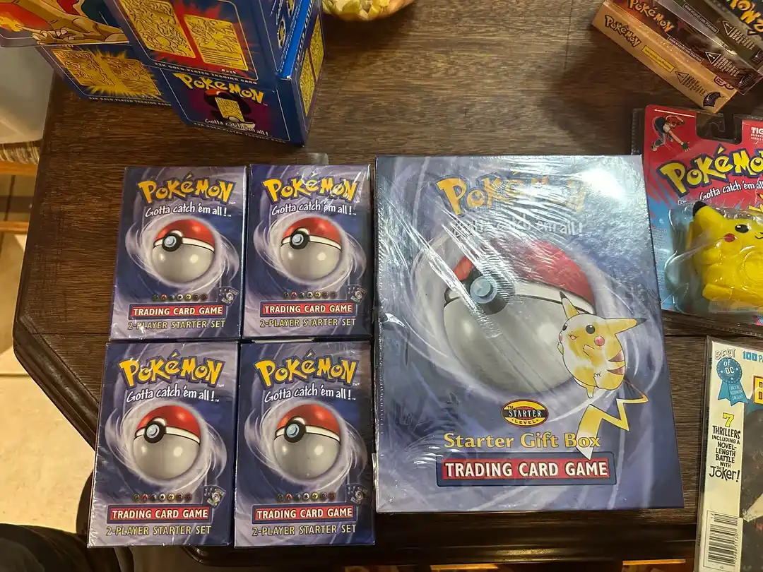 Cajas y starter packs de Pokémon TCG de distintas épocas encontrados en la colección