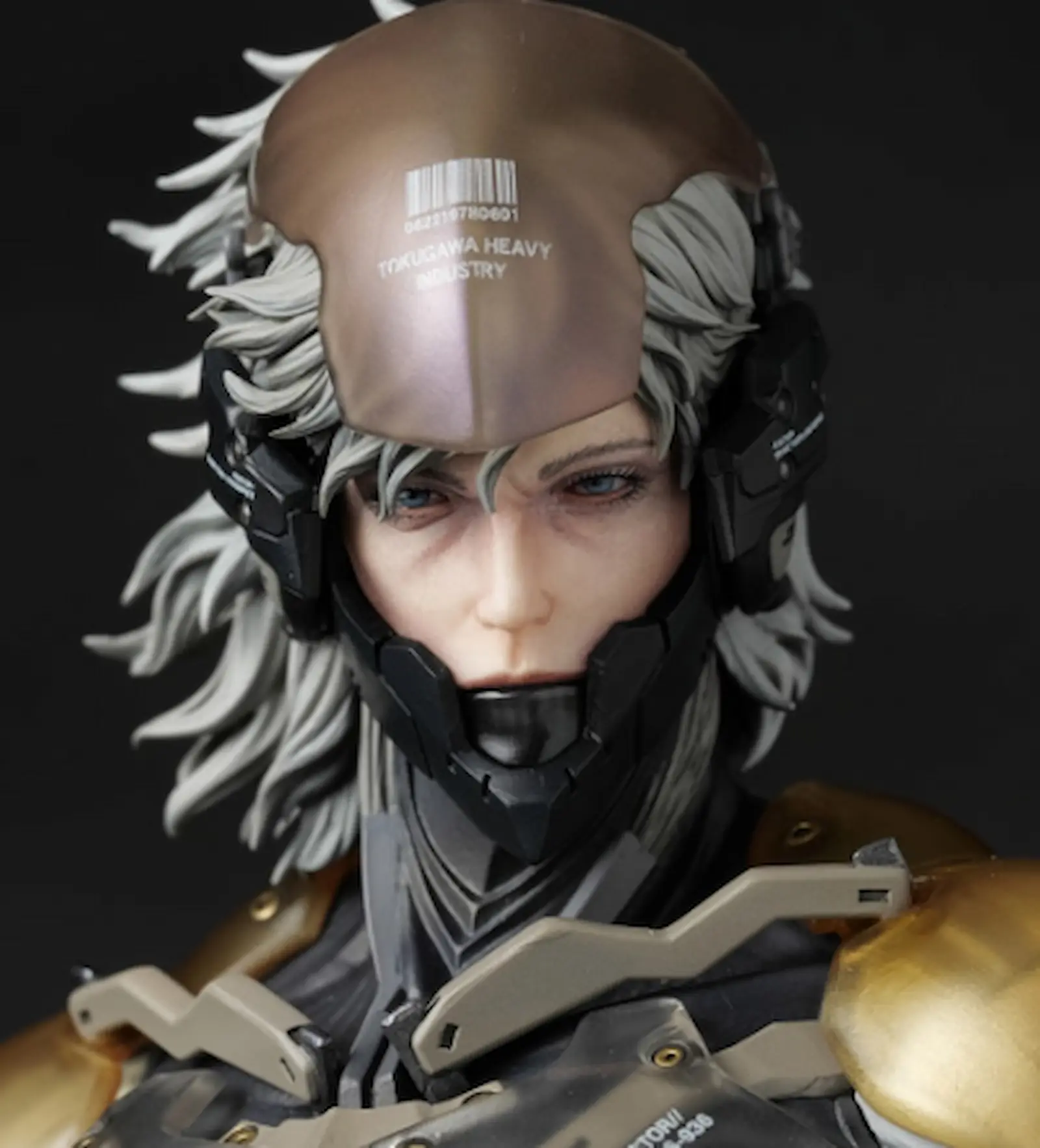Detalle del rostro y la visera de la figura de Raiden de Metal Gear