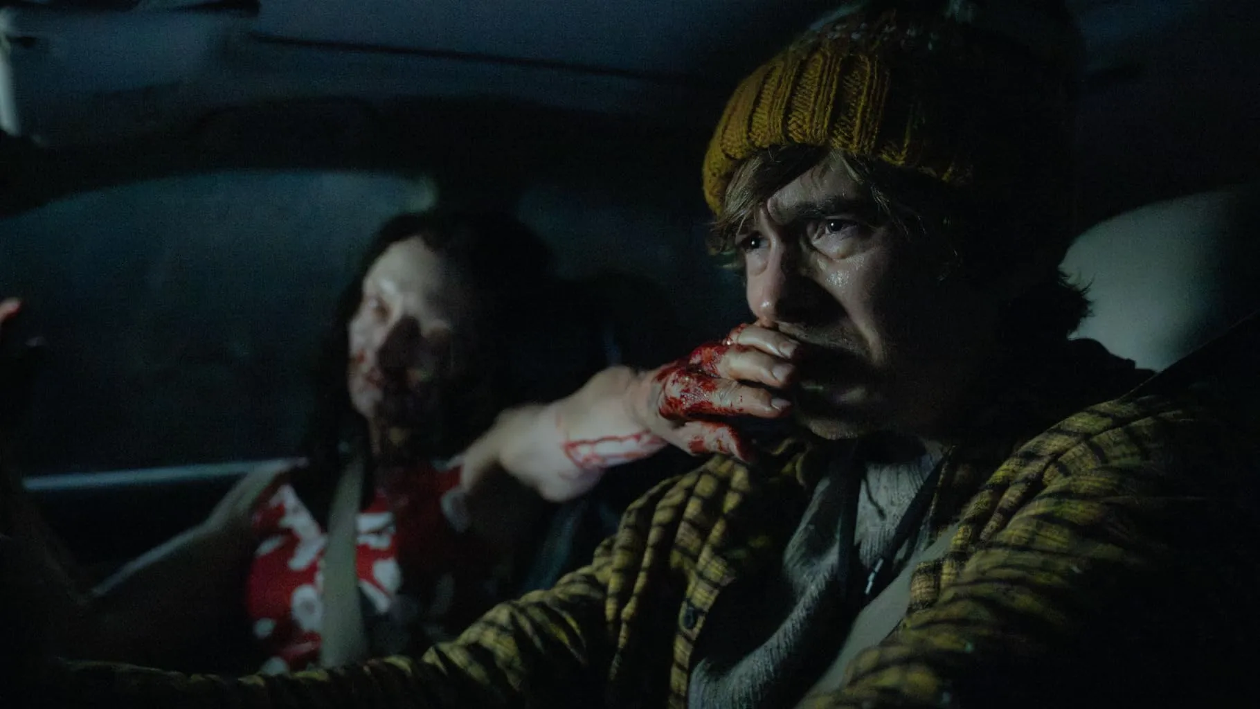 Escena de Resident Evil: Noche Cero, con Bryan (Austin Abrams) en el auto