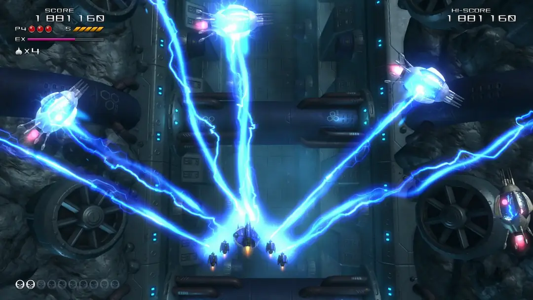 Review Truxton Extreme: enemigos disparan arcos eléctricos azules en un corredor futurista