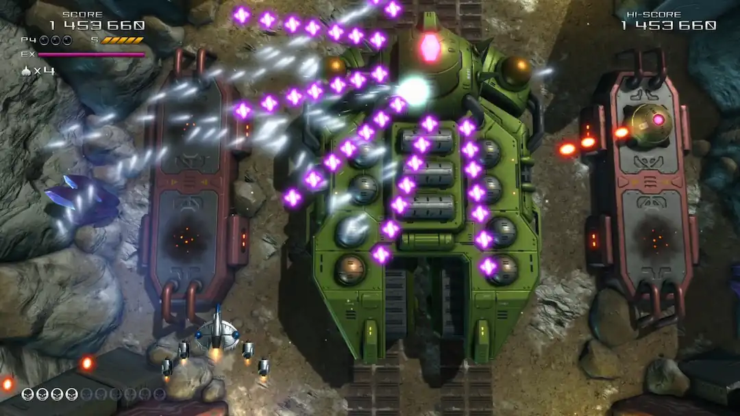 Review Truxton Extreme: la nave esquiva un patrón de balas violetas frente a un tanque gigante