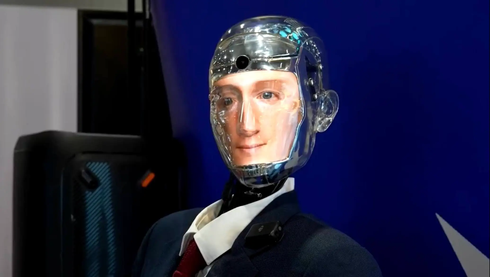 Robert, robot humanoide - cara Zuckerberg