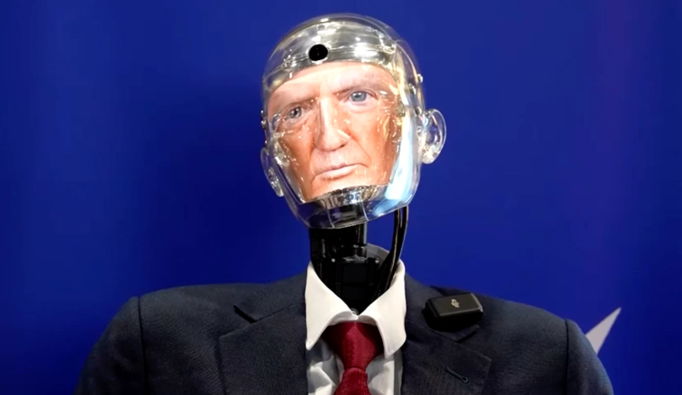 Robert, robot humanoide - cara Trump